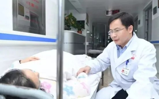 医生挨户敲门急救 雨夜中挽回两条生命
