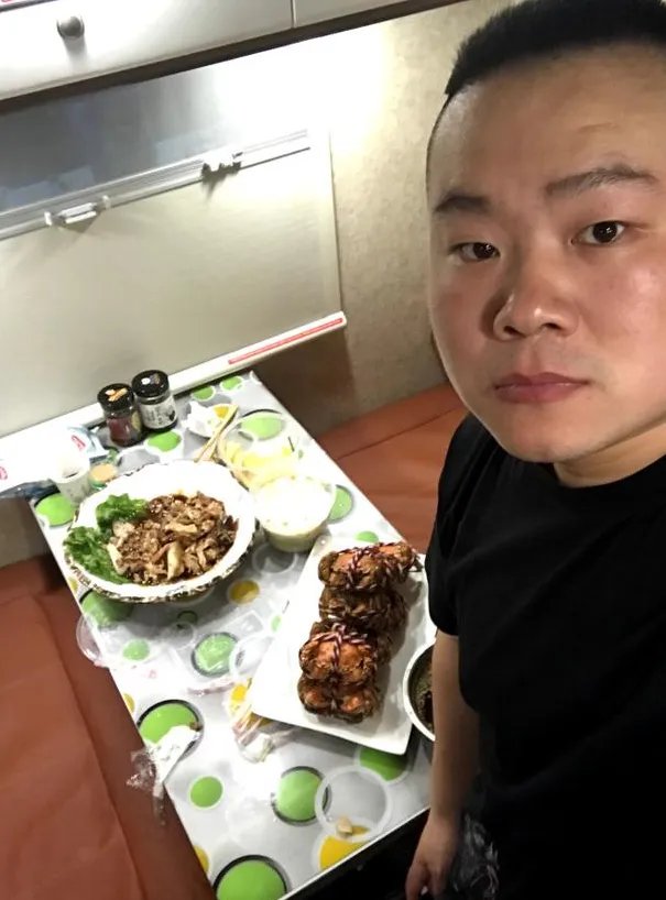 岳云鹏发的辣眼自拍是什么样的?