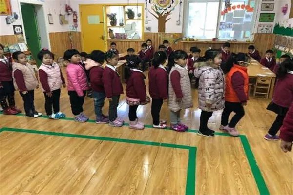 幼儿园吃饭慢要去厕所吃，幼儿园教育问题一直不断，教育规范应从何入手？