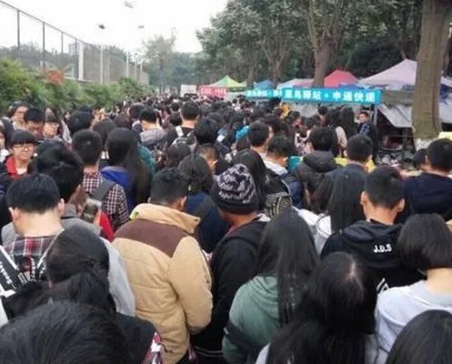 取快递堪比春运 大学生排队领快递