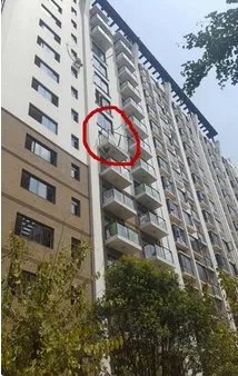 小区阳台集体垮塌是怎么回事?
