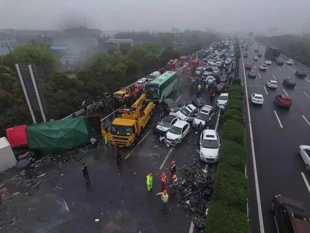 高速驶来火轮车，高速上发生事故后该怎么办？