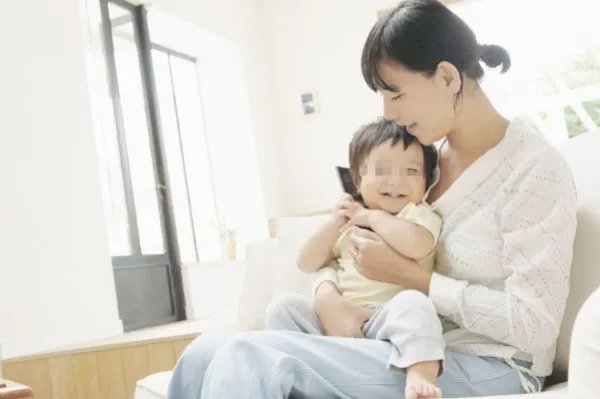 同性伴侣争抚养权案宣判，卵子提供者败诉，你认为孩子该判给谁？