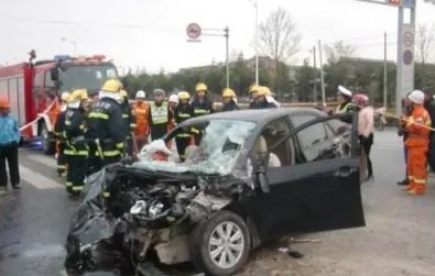 四川南充一小客车出车祸致2死6伤，此事故是因何导致的？