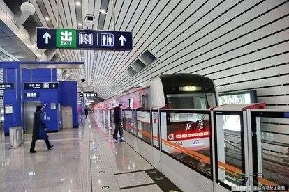 怼问路乘客地铁安检员被停职，这处罚会不会太重了？