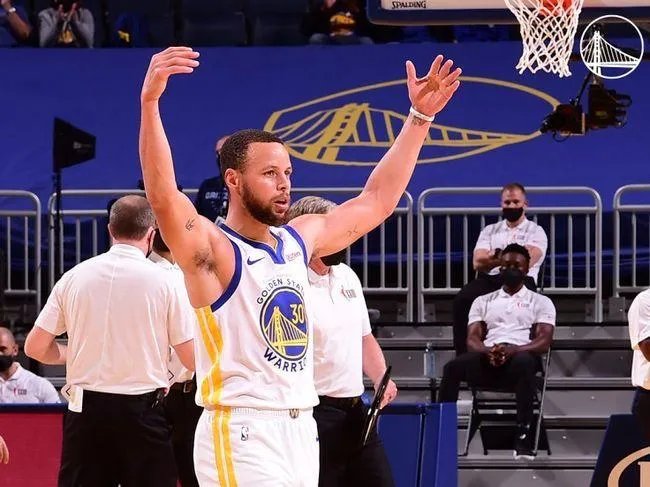 詹姆斯支持库里当选MVP,你觉得库里今年的表现如何?