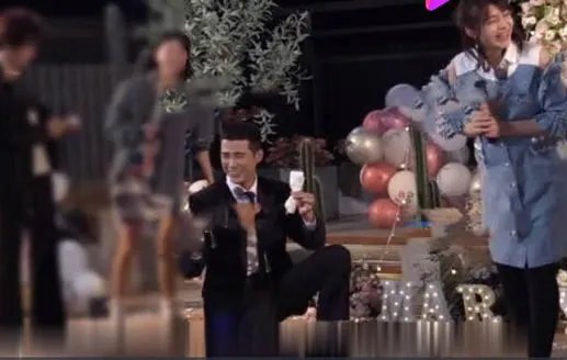 姜潮求婚视频曝光：画面过程是这样可见用心了