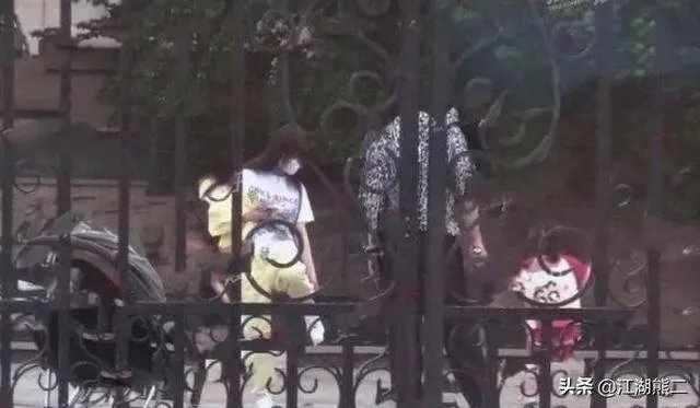 贾乃亮李小璐关系破冰?两人一起陪甜馨玩耍,离婚后首次同框,你怎么评价?
