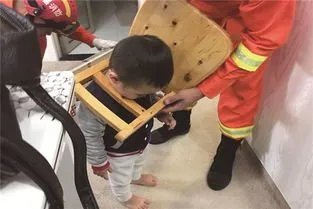 男孩脑袋卡进锅盖取不下来，有哪些类似被消防员解救案例？