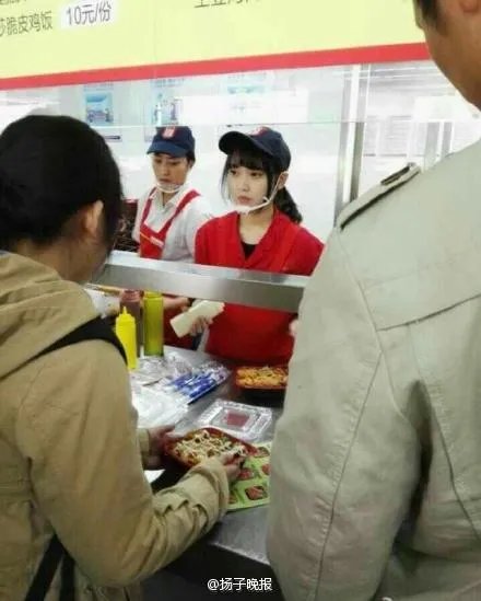 扬州高校＂食堂女神＂走红 网友感叹有清纯初恋感觉