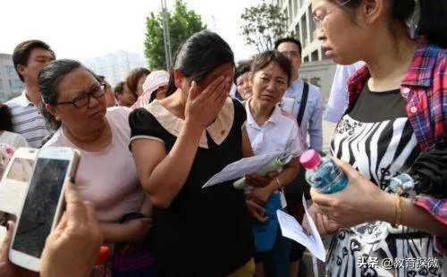 母亲把女儿送错考点