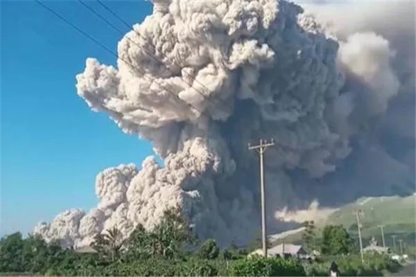锡纳朋火山喷发原因