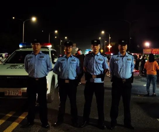 男子街头持刀追砍女生，交警上前阻止被砍伤，面对极端者如何自保？