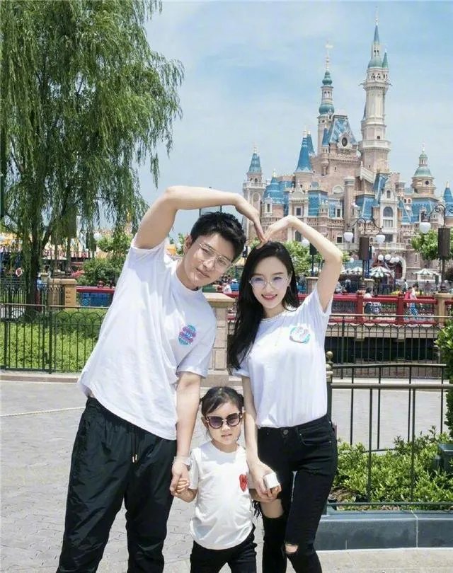 贾乃亮李小璐关系破冰?两人一起陪甜馨玩耍,离婚后首次同框,你怎么评价?