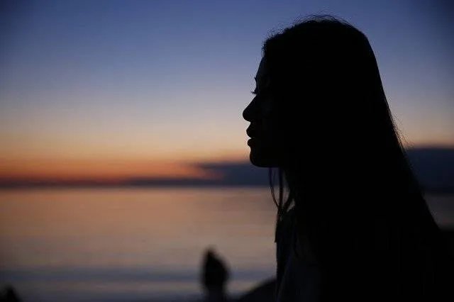女人迈开腿让男生吃草莓一般指什么意思网络用语