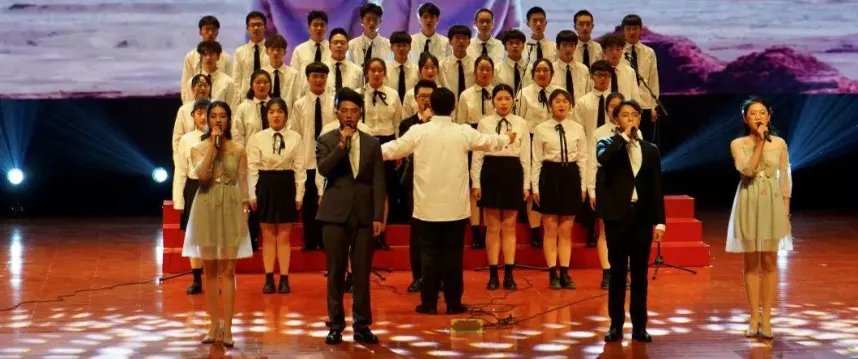 学生18种语言演唱《追梦赤子心》,表达了对祖国怎样的感情?