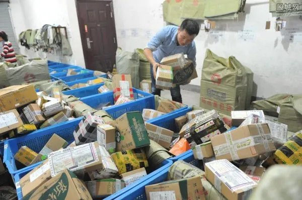 杭州快递员收到价值1.5亿元包裹，这包裹里有些什么？