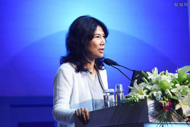 董明珠宁波闯红灯被抓拍 得知真相令人大跌眼镜