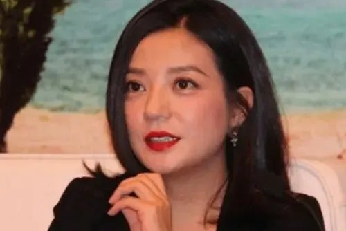 赵薇深夜与异性喝酒引婚变猜测，此男子究竟是什么身份？