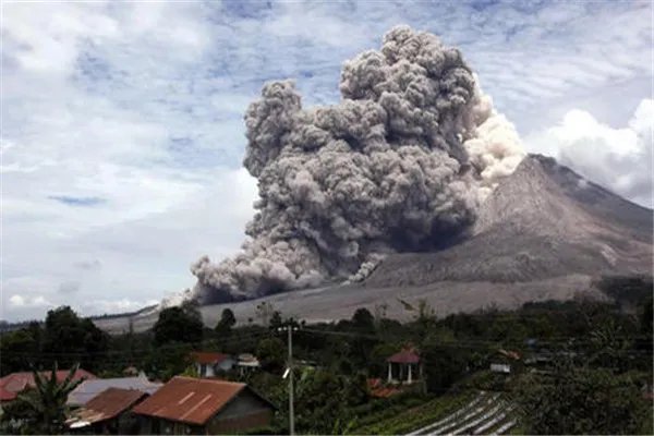 锡纳朋火山喷发原因