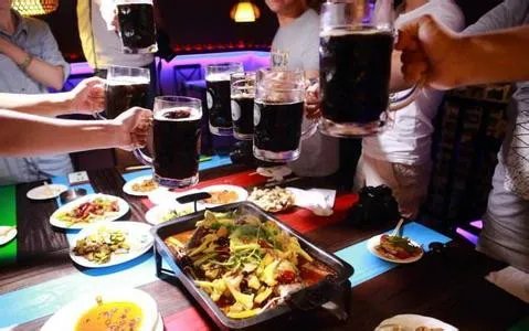 男子拼酒憋爆食管怎么回事?