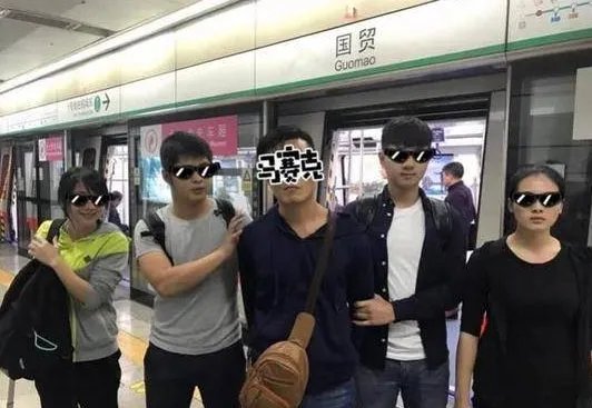男子地铁突然被铐是怎么回事？