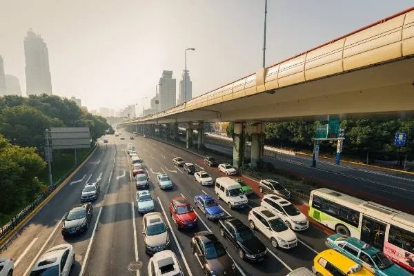 网约车司机被要求高速停车拒绝后遭骂，此事到底谁对谁错？