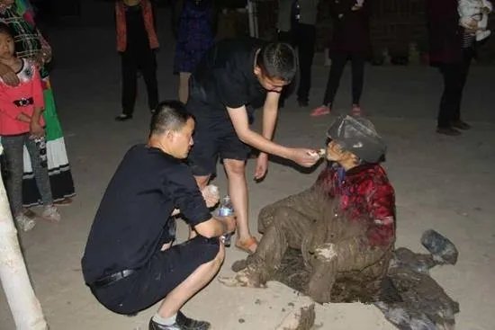 八旬老人深陷泥潭是怎么回事?