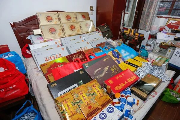 关于8旬老人去世床下藏14万保健品这件事,你有何看法?