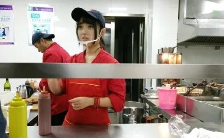 扬州高校＂食堂女神＂走红 网友感叹有清纯初恋感觉