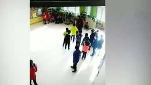 女教师教室踢幼儿是什么情况?