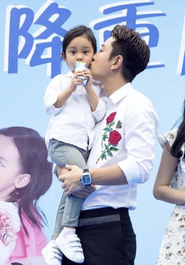 贾乃亮李小璐关系破冰?两人一起陪甜馨玩耍,离婚后首次同框,你怎么评价?