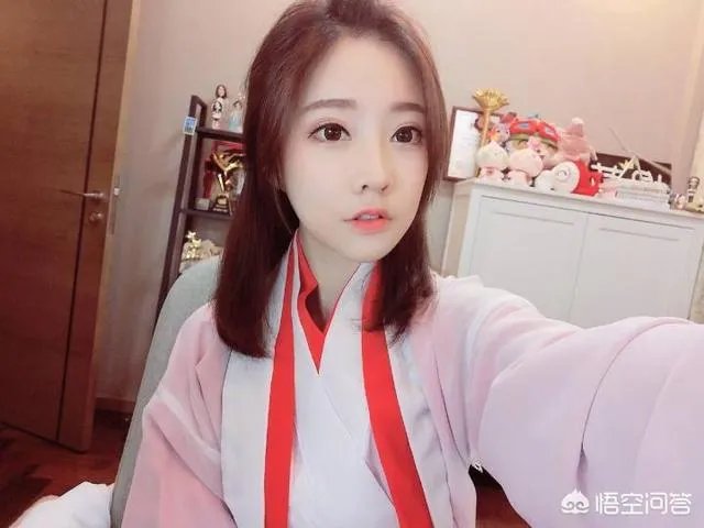 斗鱼主播冯提莫直播间关注突破1700万,斗鱼一姐的地位真的无人可以撼动了吗?
