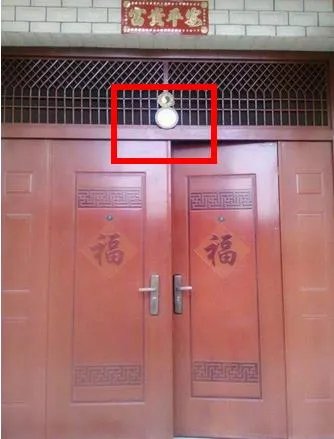 农村大门挂面镜子竟为这（图）