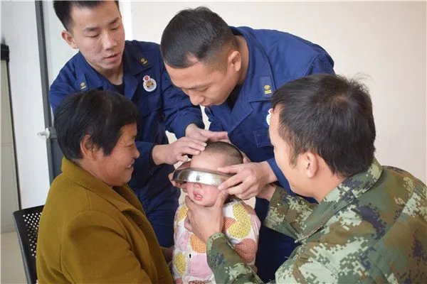 男孩脑袋卡进锅盖取不下来,有哪些类似被消防员解救案例?