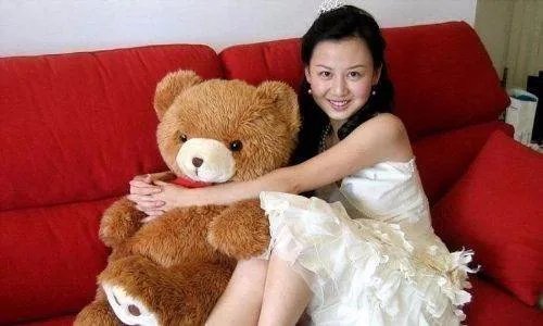 揭露中国最年轻女首富杨惠妍长相之谜？