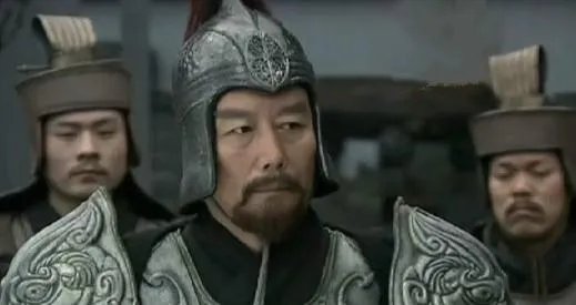 三英战吕布时，张飞第一个冲上去是因为哪三个原因？