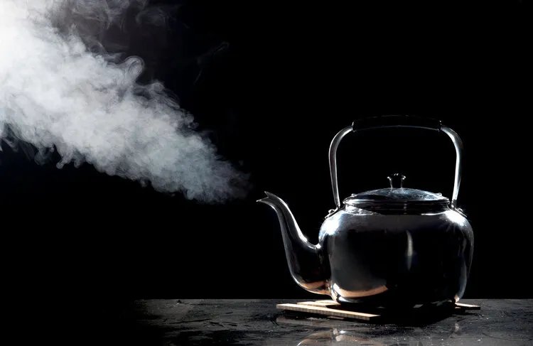 为什么只有中国人爱喝热水?200年前,一英国人找到了答案