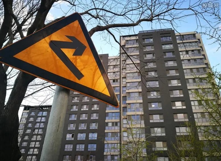 南京冒出楼靠靠 住在这里的居民得多大的勇气
