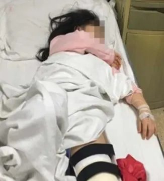女孩摸仿制兵马俑被砸究竟是什么原因导致的呢？