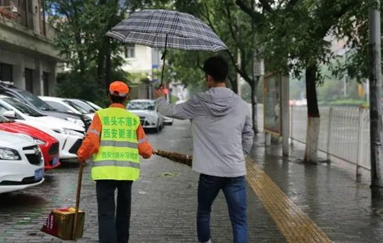 大学生为保洁撑伞是怎么回事？