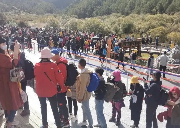 稻城亚丁部分游客被半路劝返，景区如何回应？