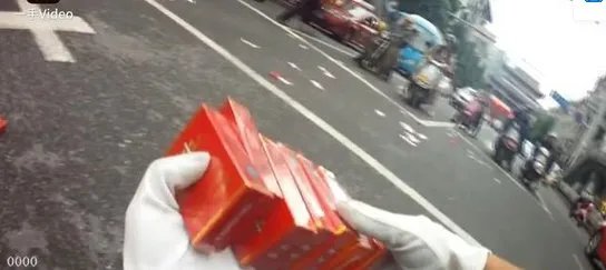 小伙撒钱扔中华烟是怎么回事？