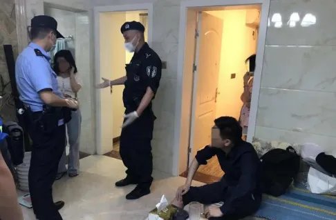 女子查男友手机被拒，从40楼扔菜刀是怎么回事？