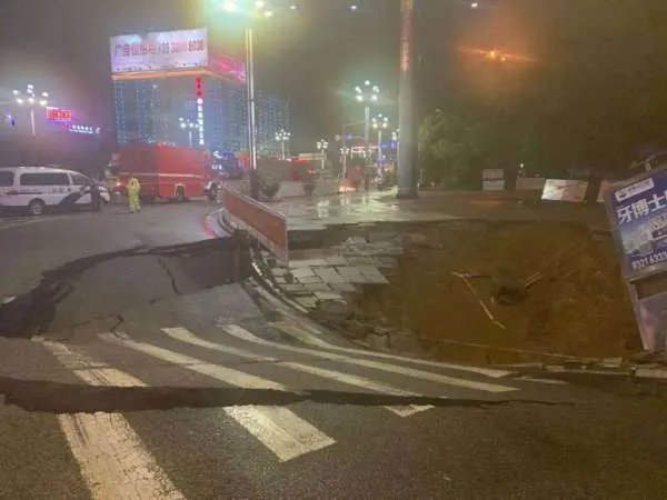 东莞大朗镇一路口突发地陷，地陷的原因是什么？