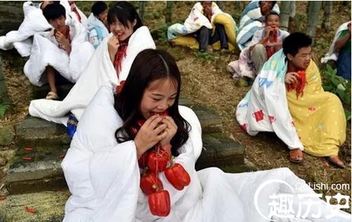 裹棉被比赛吃辣椒 38度山里比赛只为呼吁环保