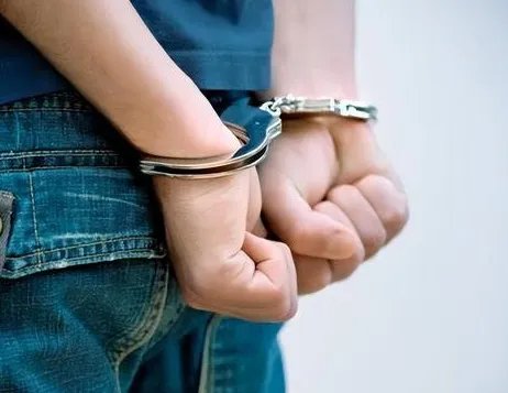 男子街头持刀追砍女生，交警上前阻止被砍伤，面对极端者如何自保？