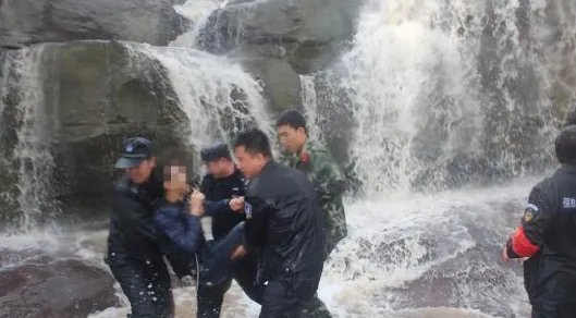 男子壶口瀑布跳下获救了吗？