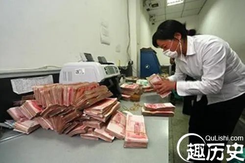 银行职员月入790  网友纷纷表态曾经的铁饭碗呢
