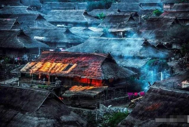 “中国最后一个原始部落”被烧毁背后,过度商业化带来了怎样的恶果?